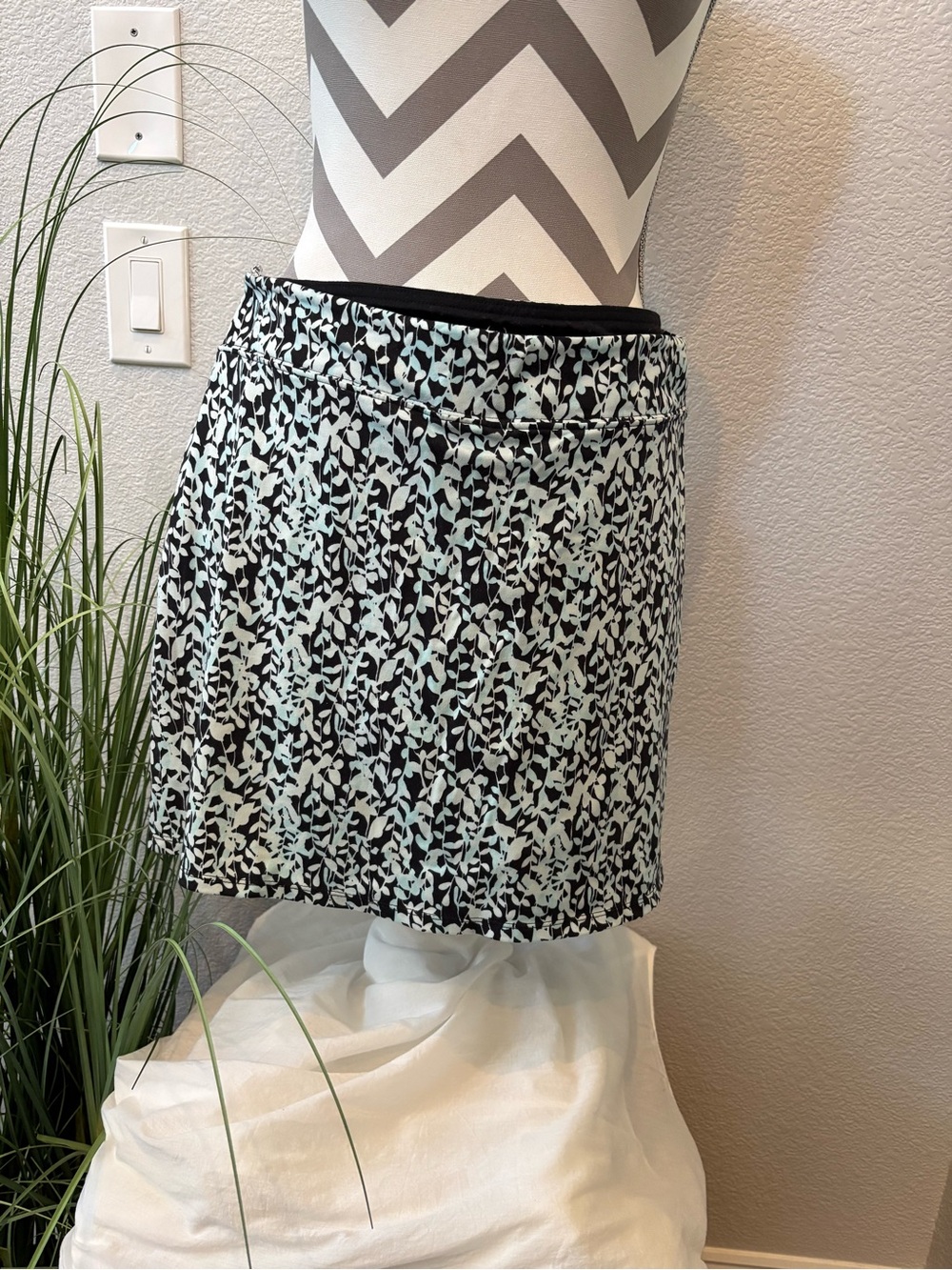 Tranquility by Colorado Clothing Black and Mint Leaf Print Mini Skirt